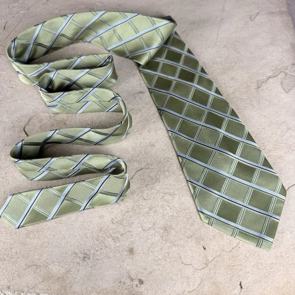 JONES NEW YORK MENS TIE GREEN WITH NAVY BLUE‎ AND BLUE STRIPES Excellent Design